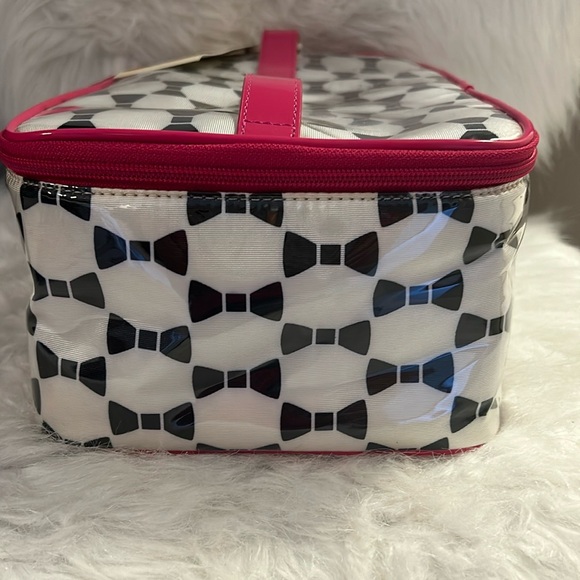 KATE SPADE TOILETRY/COSMETIC TRAVELER BAG (TUXEDO HEDDY PRINT) - Picture 4 of 15